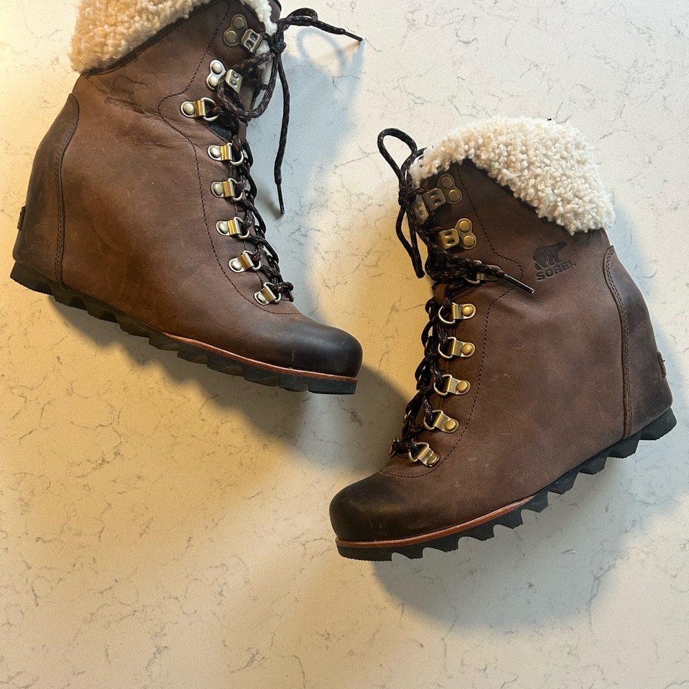 EUC Sorel Women's Conquest Tobacco Brown Lace-Up Wedge Boots w/ Shearling Lining - Picture 14 of 15